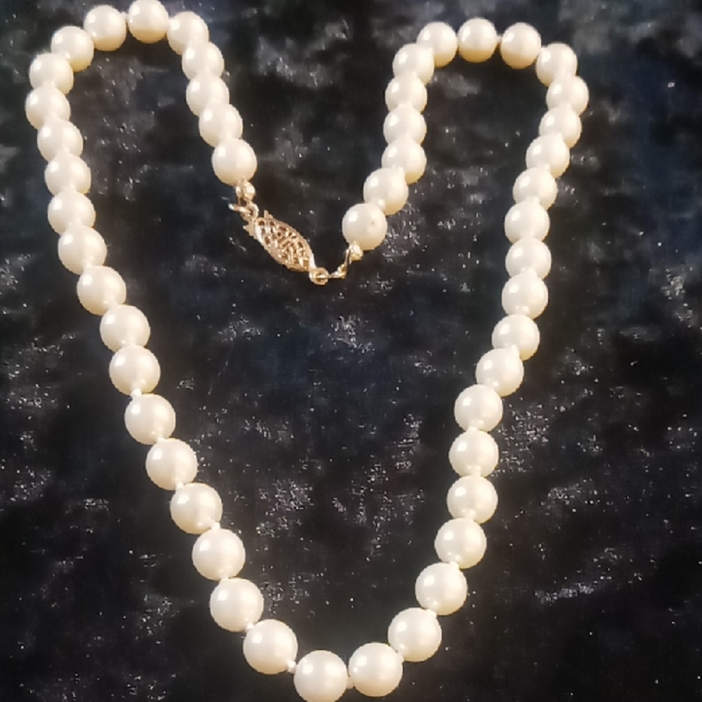 Avon White Pearl Necklace Classic Jewelry 18 In Long.